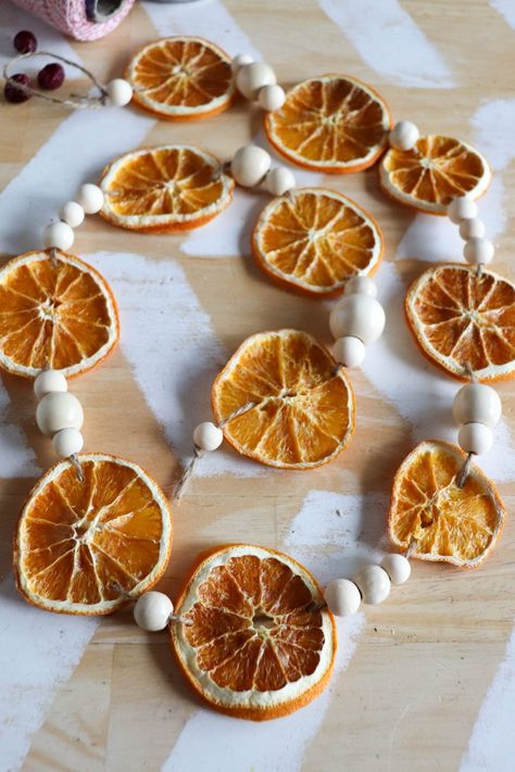 how to make dried orange slice garland Dehydrate Orange Slices, Garland Homemade, Dried Fruit Garland, Orange Slice Garland, Dehydrated Orange Slices, Citrus Decor, Dried Orange Garland, Christmas Orniments, Cranberry Cinnamon