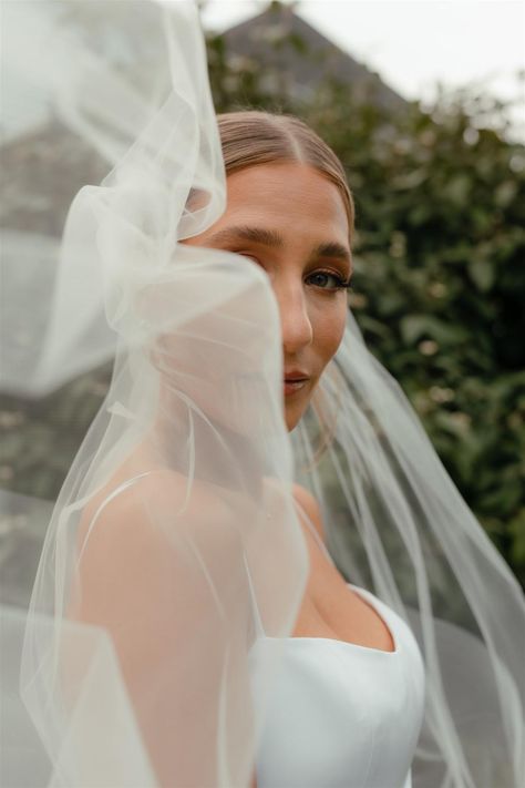 Amanda Batula, Bridal Shoot Ideas, Bridal Portraits Outdoor, Photo Ideas For Wedding, Poses Pictures, Portraits Outdoor, Wedding Shot List, White Veil, Outdoor Wedding Photography