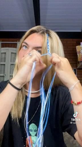 Hair Strings Braid, Hair Yarn Wrap Braids Tutorial, Cute Hair Excessories, Summer Hair Wrap Tutorial, Braiding Yarn Into Hair, String In Hair Braid, Hair Wrap Ideas Boho, Summer Hair Braids With String, How To Hair Wrap With Thread