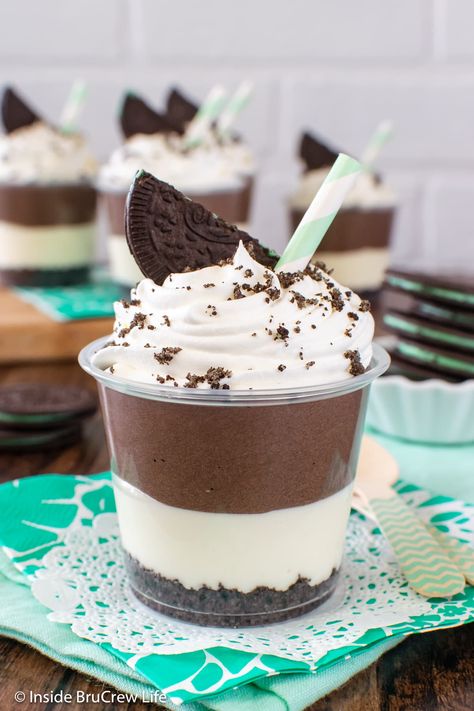 Indulge in a quick and easy-to-make Chocolate Mint Parfait! This no-bake dessert is filled with deliciously light and refreshing flavors from the mint and chocolate. It's the perfect treat for any occasion, whether you're looking for a last-minute dessert or a crowd-pleasing dish to serve at your party. Funnel Cake Fries, Mint Cheesecake, Cheesecake Parfaits, Yummy Desserts Easy, Parfait Recipes, Easy Summer Desserts, Mexican Dessert, Easy No Bake Desserts, Funnel Cake