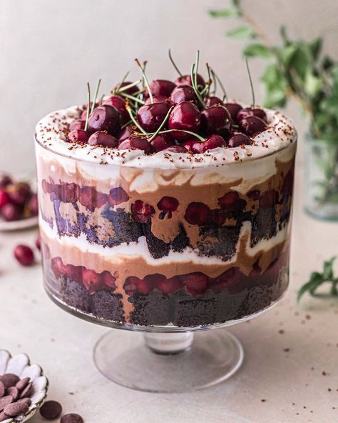 This vegan black forest trifle is just like your classic German gateau but easier to prepare and assemble! It's packed with soft and fluffy eggless chocolate cake, a light and dreamy chocolate custard, macerated cherries and whipped cream. via @rainbownourish Vegan Black Forest Trifle, Triffle Desserts Vegan, Vegan Black Forest Gateau, Dark Chocolate Trifle, Black Forest Cake Trifle, Christmas Black Forest Cake, Black Forest Trifle Christmas, Gluten Free Dairy Free Trifle, Vegan Xmas Dessert