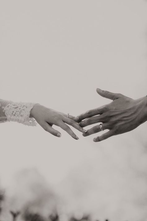 Wedding Hand Pictures, Wedding Photos Hands, Bride And Husband Pictures, Faceless Wedding Photos, Faceless Engagement Photos, Wedding Photos Holding Hands, Bride And Groom Hand Pictures, Bride And Groom Dip Photo, Wedding Photography Indoor