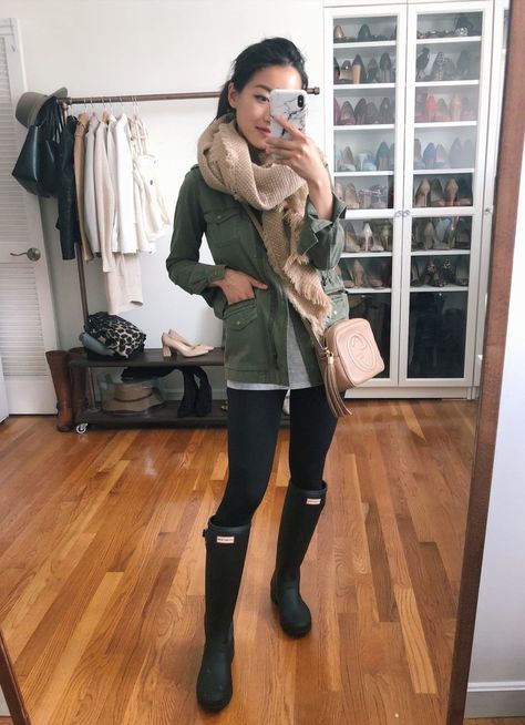 rainy day fall outfit // hunter tour boots + petite black leggings Rain Day Outfits, Rainboots Outfit, Rain Boot Outfit, Rainy Day Outfit For Work, Boston Style, Hunter Boots Outfit, Rain Outfit, Boston Fashion, Hunter Boot