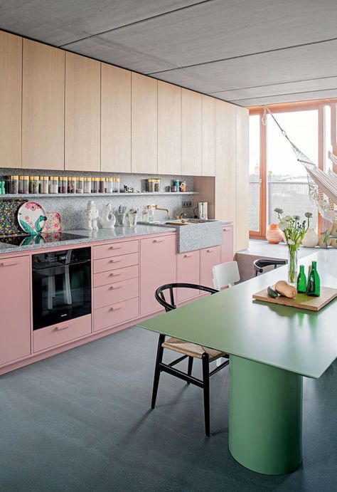 Pink Kitchen Palette, Pink Interior Design Kitchen, Green Kitchen With Pink Tiles, Kitchen Interior Pink, 70s Pink Kitchen, Pink Cabinets, Berlin Apartment, Two Tone Kitchen, 아파트 인테리어