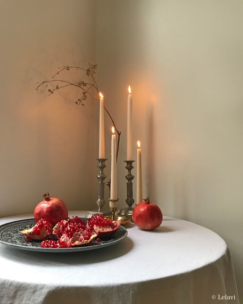 #yalda #pomegranate Shab Yalda Decoration, Happy Yalda, Pomegranate Wedding, Red Flower Arrangements, Pomegranate Decor, Yalda Night, Haft Seen, Amazing Food Photography, Pomegranate Art