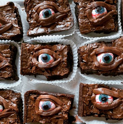 Brownies with a Halloween peekaboo I see you twist Spooky Pastries, Eyeball Brownies, Gummy Eyeballs, Spooky Brownies, Scary Desserts, Eyeball Cookies, Eyes Scary, Halloween Cheesecake, Pasteles Halloween