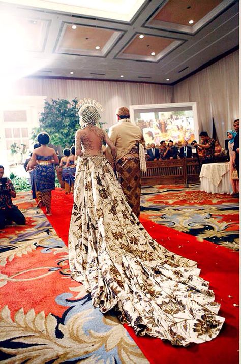 this is my wedding dress by anne avantie..javanese wedding Indonesia Batik Wedding, Anne Avantie, Javanese Wedding, Kebaya Lace, Anastasia Dress, Kebaya Wedding, Adat Jawa, Indonesian Wedding, Modern Kebaya