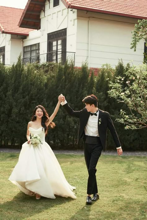 Cute Couple Wedding Pictures, Garden Wedding Photoshoot Ideas, Korean Prewedding Photography Outdoor, Korean Pre Wedding Photoshoot, Garden Prewedding, Asian Engagement Photos, Garden Wedding Photoshoot, Kdrama Wedding, Korean Engagement Photos