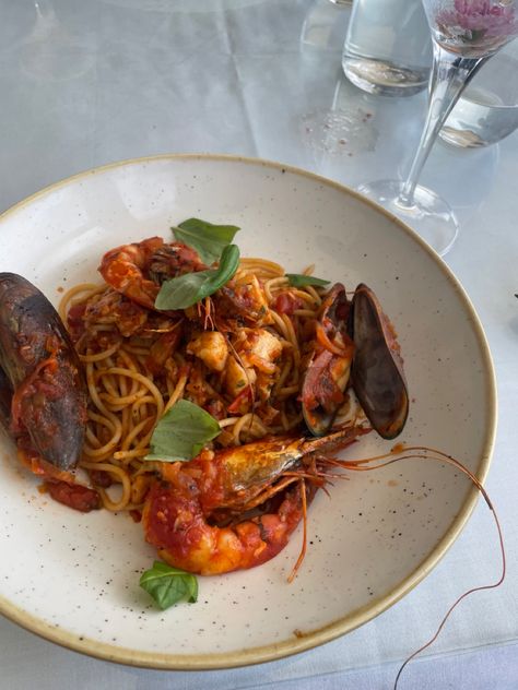 Italian Sea Food, Seafood Pasta Aesthetic, Aesthetic Seafood, Seafood Aesthetic, Low Calorie Pasta Sauce, Oyster Restaurant, Low Calorie Pasta, Seafood Pasta, Healthy Pastas