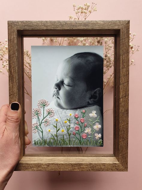 Embroidery On Photographs, Bday Crafts, Quirky Embroidery, Embroidered Photos, Embroidered Photo Art, Embroidered Photographs, Altered Photography, Photo Embroidery, Framing Styles