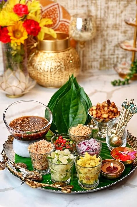 Indian Paan Display, Indian Food Platter Ideas, Thai Charcuterie Board, Chaat Party Decoration At Home, Diwali Grazing Table, Indian Food Display, Thai Dinner Party Decorations, Paan Decoration Ideas, Hot Snacks Appetizers