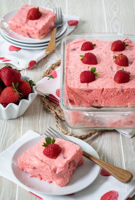 Strawberry Jello Dessert, Layered Jello Recipe, Strawberry Jello Salad, Cream Desserts Recipes, Lime Jello Salads, Jello Flavors, Jello Dessert, Desserts With Few Ingredients, Pumpkin Rolls Recipe