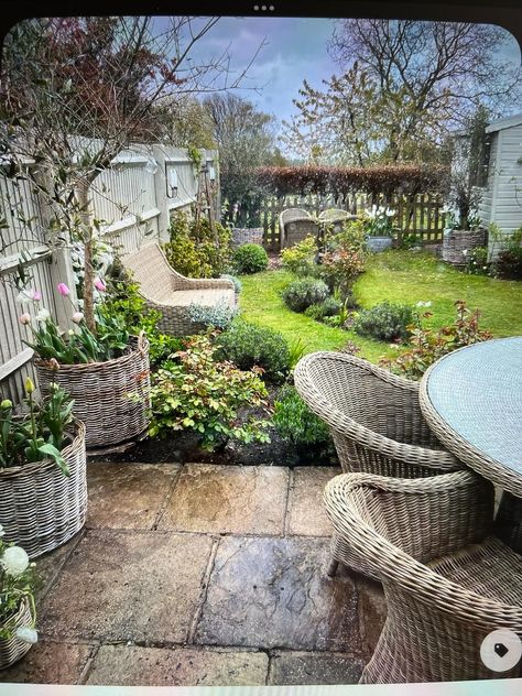 Patio Cottage Garden, Simple Cottage Garden Ideas, English Cottage Style Backyard, English Country Backyard, Cottage Courtyard Garden, Cottage Garden Furniture, New Build Cottage Garden, English Cottage Fence, Cotswold Cottage Garden