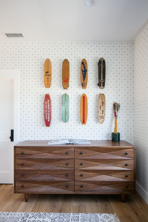 Surf Bedroom, Skateboard Room, Headboard Diy, Surf Room, Skateboard Wall, Black Accent Walls, Skateboard Wall Art, Vintage Skateboards, Classic Photo