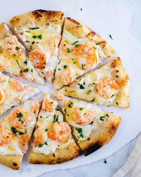 Shrimp Flatbread Recipes, Shrimp Pizza Recipe, Pizza Tart, Lemon Pizza, Homemade Cheese Pizza, Buffalo Chicken Pizza Recipe, Seafood Pizza Recipes, Pizza Toppings Combinations, Shrimp Pizza