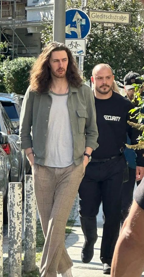 Hozier Height, Hozier Shirtless, Hozier Fashion, Andrew Hozier Byrne, Hozier Outfit, Andrew Hozier, Bog Man, Bad Songs, Sweet Lord