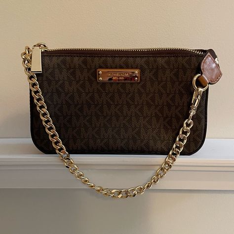 Micheal Khors Wristlet Wallet/Purse Dream Bags, Cold Outfits, Wristlet Wallet, Michael Kors Jet Set, Purse Wallet, Crossbody Bags, Dates, Cool Hairstyles, Michael Kors