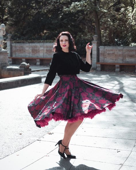 1950s Circle Skirt, Pin Up Looks, Vintage Inspired Fashion, Full Circle Skirts, Rose Black, Dresses Vintage, 50s Fashion, 1950s Fashion, Full Circle