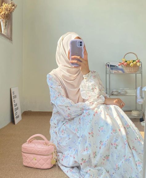 Girly girl outfits ideas Aesthetic Pastel Outfits, Hijabi Girl Aesthetic, Shojo Girl, Aesthetic Hijabi, Muslim Girl Outfits, Pastel Outfits, Soft Feminine Outfits, Girl Ootd, Feminine Outfits