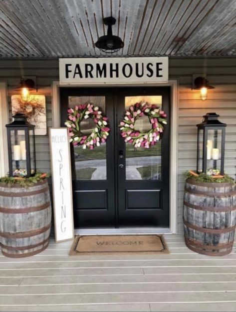 Ranch Style Front Porch Decor, Mirror On Front Porch, Back Porch Decorating Ideas Farmhouse, Huge Front Porch Decorating Ideas, Country Chic Front Porch, Open Front Porch Ideas Farmhouse, Farm Porch Ideas Country Farmhouse, Front Porch Makeover Farmhouse, Rustic Front Porch Ideas Farmhouse