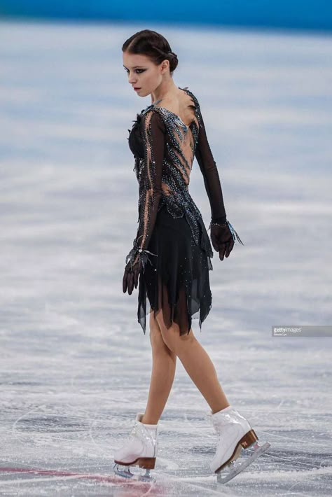 Wl Motivation, Figure Skating Quotes, Figure Skating Competition Dresses, Classy Short Dresses, Modern Costumes, Russian Figure Skater, Figure Skating Costumes, Anna Shcherbakova, Black Figure