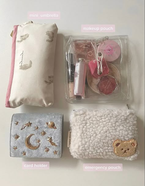 Girly Kit, Altoids Wallet, 60s Makeup, Everyday Bag Essentials, Girl Therapy, 귀여운 음식 그림, School Bag Essentials, Backpack Essentials, Hello Kitty Rooms