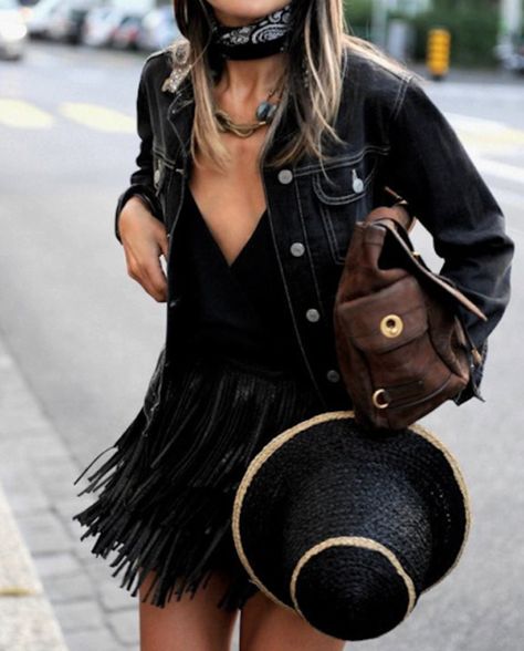 Looks para festivales blusa con barbas somprero pañuelo chaqueta demin negra mezclilla chamarra jafas redondas Geek Outfit, Style Hippie Chic, Hippie Rock, Gala Gonzalez, Look Boho Chic, Blue Outfits, Emmanuelle Alt, Look Festival, Boho Mode