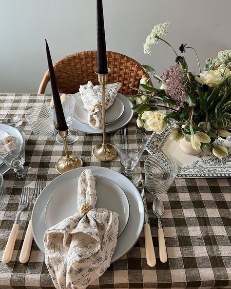 Brooke & Lou (@brookeandlou) • Instagram photos and videos Rose Uniacke, Dining Inspiration, Southern Living Homes, Dream Jeans, Fall Tablescapes, Holiday Break, Botanical Painting, Fall Table, Napkin Ring