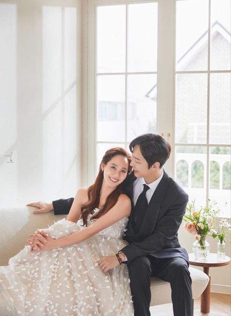 penthouse’s oh yoon hee (eugene) and ha yoon cheol (yoon jong hoon) Eugene Ses, Yoon Jong Hoon, Actress Wedding, Family Photo Studio, Korean Couple Photoshoot, Korean Wedding Photography, Korean Drama Tv, Wedding Photoshoot Poses, Pre Wedding Poses