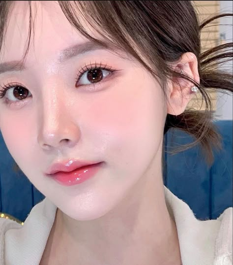 Light Spring Korean Makeup, Korean Spring Makeup, Light Spring Makeup, Kim Yura, Spring Light, Korean Eye Makeup, Ethereal Makeup, Asian Eye Makeup, Spring Makeup