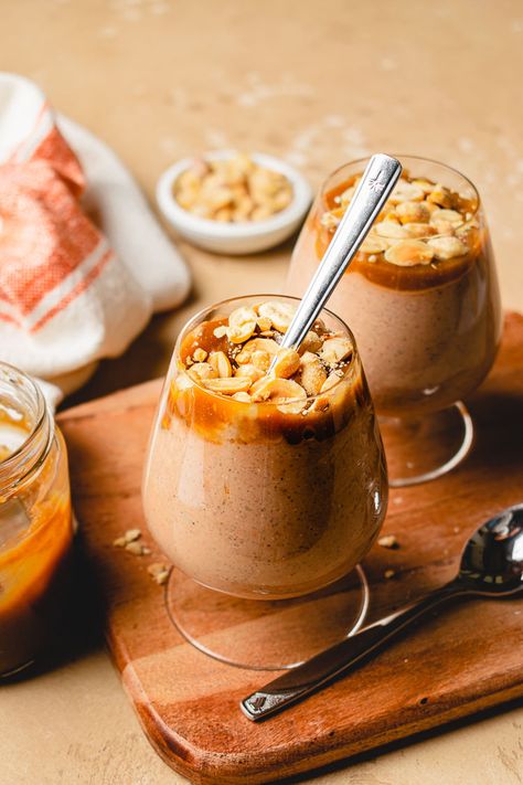 Snickers Chia Pudding - Ellie Likes Cooking Caramel Homemade, Pudding Homemade, Pudding Caramel, Chia Pudding Recipe, Creamy Pudding, Chia Seed Recipes, Chia Pudding Recipes, A Healthy Breakfast, Chia Seed Pudding