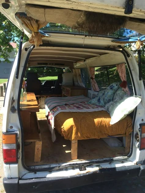 Combi Hippie, Nissan Caravan, Kangoo Camper, Auto Camping, Volkswagen Camper Van, Transit Van, Car Living, Transit Camper, Kombi Home