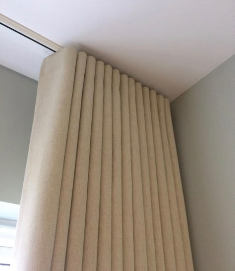 Curtain detail - Silent Gliss Fancy Bedroom Ideas, Bedroom Vanity Set, Fancy Bedroom, Curtains Living Room Modern, Wave Curtains, Window Treatments Living Room, Luxury Curtains, Fine Living, Home Curtains