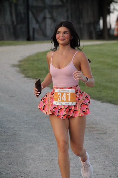 Running Around Outfit, Princess 5k Outfit, Cute Running Outfits Aesthetic, Running Skirt Outfit, 10k Outfit Running, Bright Running Outfits, Grocery Run Outfit, Pink Running Outfit, Cute Running Fits