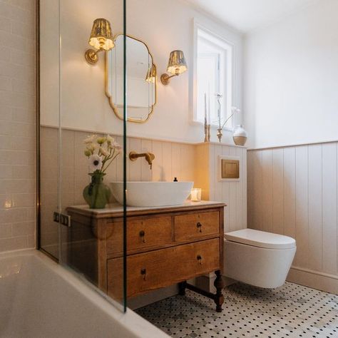 Small Bathroom With Fireplace, Small Historic Bathroom Remodel, Bathroom Modern Vintage, Small Renovated Bathroom, Antique Inspired Bathroom, Mcm Spanish Home, Old House Bathroom Ideas, London Townhouse Bathroom, Neutral Bathroom Wall Colors