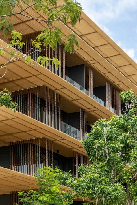 ACA Architects updates Dor-Shada Resort in Thailand with modern facade Modern Facade, Hotel Facade, Wood Facade, Modern Balcony, Tropical Architecture, Wooden Structure, Hotel Building, Concrete Building, Tropical Resort