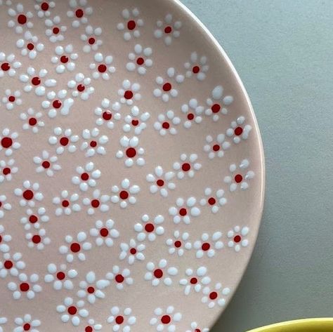 Noztra Creative Studio on Instagram: "🌟 Here is your weekly dose of florals 🌟" Pottery Painting Dots, Clay Cafe, Diy Pottery Painting, Keramik Design, Hand Painted Pottery, Diy Pottery, Pottery Bowls, Dot Painting, Pottery Painting