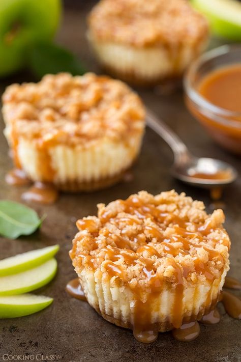 Apple Mini Cheesecakes, Mini Apple Cheesecake, Caramel Apple Mini, Mini Caramel Apples, Caramel Apples Recipe, Dessert Snacks, Dessert Mini, Biscuits Graham, Mini Cheesecake Recipes