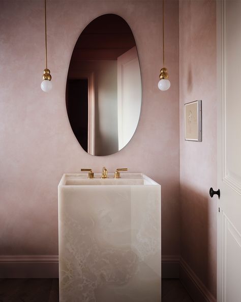 NICOLEHOLLIS on Instagram: ““In the powder room, a custom polished white onyx sink by Nicole Hollis fabricated by @vaselli_marmi Walls of custom calamine venetian…” Pink Powder Room, Pink Bathroom Decor, Natural Bathroom, White Onyx, Décor Boho, Pink Bathroom, Residential Design, Elle Decor, Bathroom Inspiration