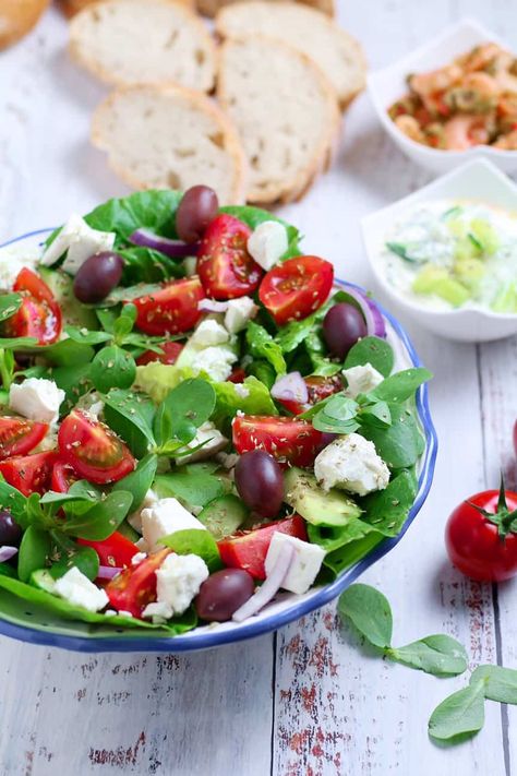 How to make a classic Greek Village Salad - Horiatiki Greek Village Salad, Village Salad, Shopska Salad, Avgolemono Soup, Greek Village, Leafy Salad, Greek Lemon Chicken, Greek Salad Recipes, Red Onion Salad