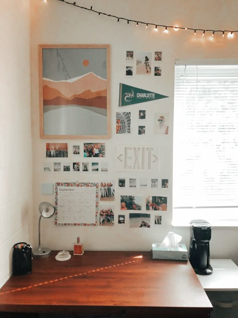 Picture Wall Above Desk, Dorm Room Framed Pictures, Bedroom Desk Wall Decor, Dorm Decor Boho, Wall Collage Above Desk, Collage Above Desk, College Dorm Decor Ideas Wall Decorations, Dorm Wall Inspiration, Picture Wall Ideas Dorm