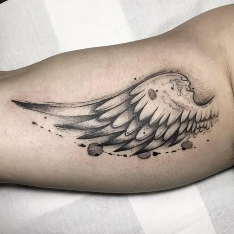 Wing Tattoo Arm, Feather Bird Tattoo Shoulder, Finger Tattoos Words, Angel Wing Tattoo, Chest Tattoo Drawings, Alas Tattoo, Small Wolf Tattoo, Simple Tattoos For Women, Men Tattoos Arm Sleeve