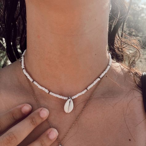 Beachy Necklaces Boho, Beach Hippie Jewelry, Beachy Jewelry Bracelets, Cowrie Shell Beaded Necklace, Summer Necleses, Summer Jewlerie Aesthetic, Beaded Jewelry Beach, Puka Shell Necklace Aesthetic, Cute Shell Necklaces