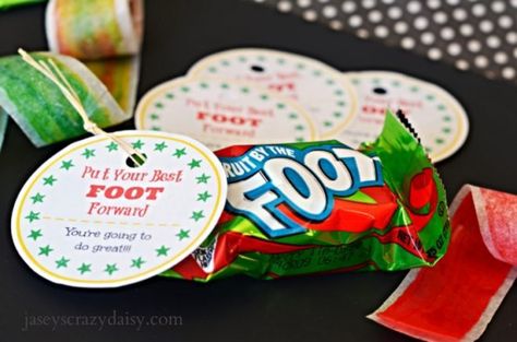 This is the perfect treat to encourage your kids to do their best on test days, game days, or anytime  they need a little extra boost. Best Foot Forward Printable Cheer Treats Team Snacks Gift Ideas, Cheer Treats Team Snacks, Dance Team Snack Ideas, Football Spirit Treat Ideas, Team Treat Ideas, Softball Team Activities, Cheer Encouragement Gift Ideas, Game Day Gifts, Game Day Treats For Players