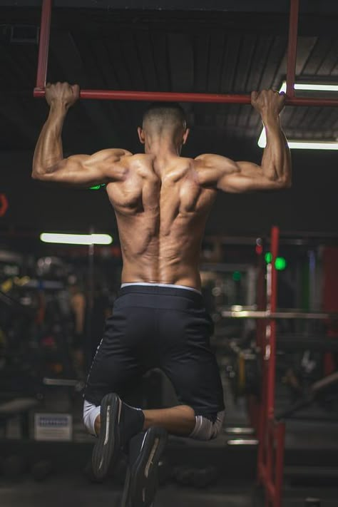 Man Working Out, Gym Poses For Men, Male Fitness Photography, Back Workout Men, Man Workout, Gym Body Girl, Extreme Fitness, Fitness Studio Training, Good Back Workouts