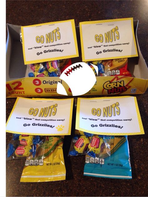 Football game treat. Bag of Corn Nuts with bag of bubble gum stapled to tag saying "Go  NUTS and "blow" the competition away!" - Tanya Price Football Playoff Treats, First Football Game Gift, Football Team Treats, Volleyball Treats, Football Goody Bags, Football Game Gift, Football Treat Bags, Sports Treats, Cheer Snacks