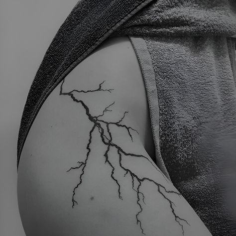 Lightning Tattoo, Tatuaje A Color, Bad Tattoos, Shoulder Tattoos For Women, Stylist Tattoos, Arm Tattoos For Women, Aesthetic Tattoo, Dream Tattoos, Elegant Tattoos