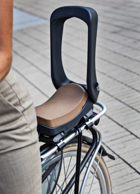 No matter if you’re looking forward or backward into the world, the Urban Iki Junior bicycle seat is always up for a new adventure! This Dutch Design children’s bike seat comes in the stylish Urban Iki colors Bincho Black and Kurumi Brown. Bike Seat Design, Ebike Diy, Foldable Bike, Hover Bike, Trike Bicycle, Foldable Bikes, Biking Diy, Child Bike Seat, Bike Trailer