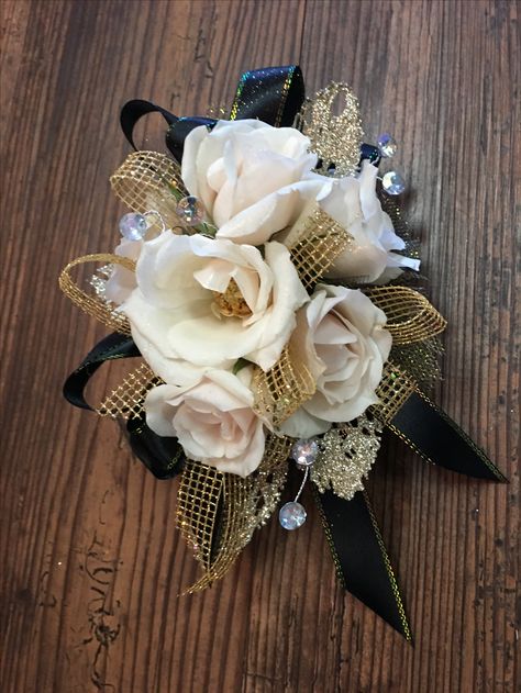 Champagne gold and black corsage Gold Corsage Prom, Prom Corsage Blue, Ring Corsage, Corsage Wedding Mother, Prom Essentials, Gold Corsage, Black Corsage, Prom Flowers Corsage, Prom Corsages