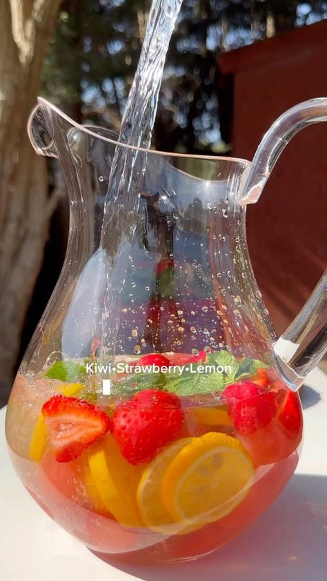 Stefflon Don, Nutrient Dense Smoothie, Nutritious Smoothie Recipes, Smoothie Recipes Strawberry, Detox Smoothie Recipes, Diet Smoothie Recipes, Nutritious Smoothies, Infused Water Recipes, Starbucks Drinks Recipes